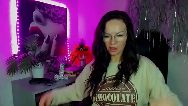 Snapshot of HelenLuxx chatting on February 21, 2026, 7:20 am HelenLuxx online show from February 21, 2026, 7:20 am