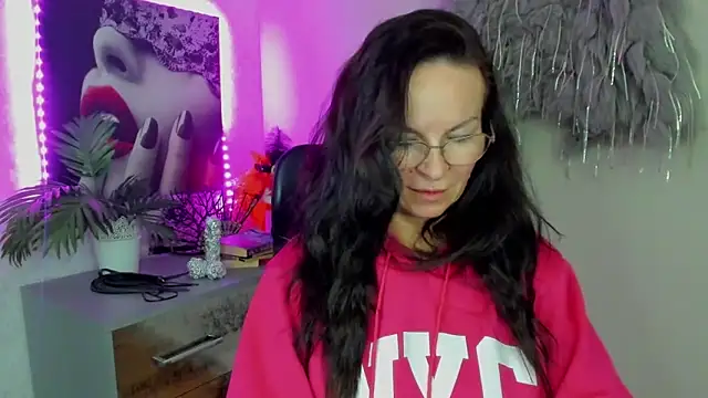 Snapshot of HelenLuxx chatting on February 24, 2026, 3:21 pm HelenLuxx online show from February 24, 2026, 3:21 pm