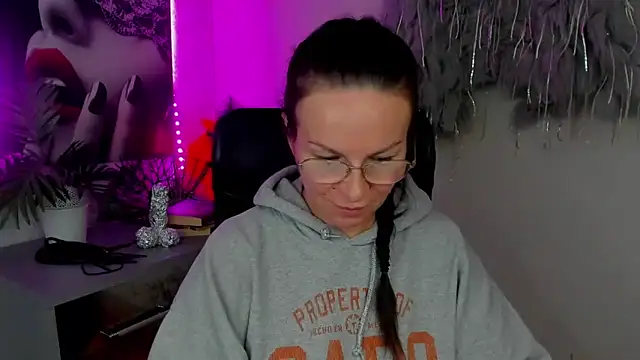 Snapshot of HelenLuxx chatting on February 26, 2026, 4:28 pm HelenLuxx online show from February 26, 2026, 4:28 pm