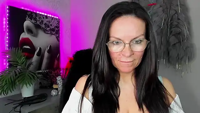 HelenLuxx online show from April 2, 2026, 2:37 pm