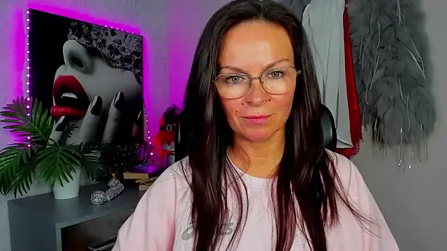 Snapshot of HelenLuxx chatting on June 17, 2026, 3:24 pm HelenLuxx online show from June 17, 2026, 3:24 pm
