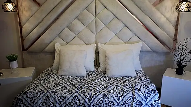 leslyflorez online show from February 9, 2025, 12:06 am