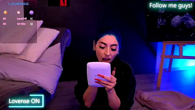 AriaVoss online show from September 29, 2025, 8:24 pm