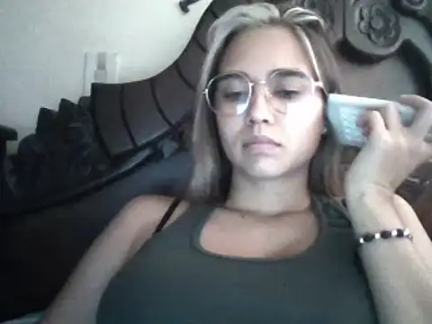 trianabell online show from February 12, 2025, 7:56 pm