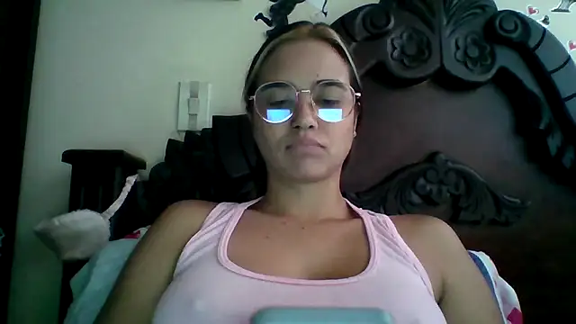 trianabell online show from September 8, 2025, 4:39 pm