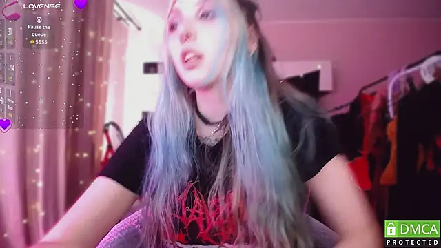 JustMeowGirl online show from April 7, 2026, 5:52 am