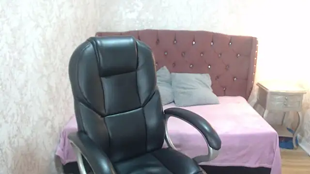 charlottemoonxz online show from January 8, 2025, 2:46 pm