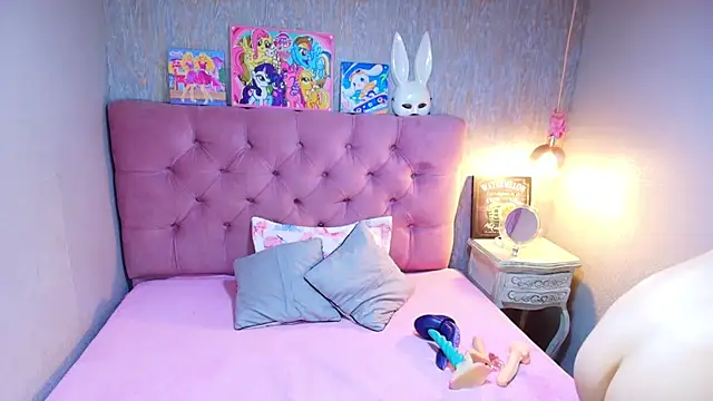 Snapshot of charlottemoonxz chatting on March 28, 2026, 1:11 pm charlottemoonxz online show from March 28, 2026, 1:11 pm