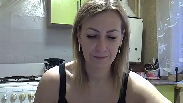 Snapshot of AshleyXHoney chatting on December 4, 2024, 5:49 am AshleyXHoney online show from December 4, 2024, 5:49 am