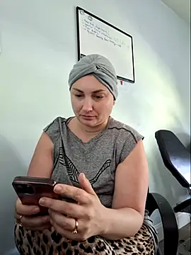 Snapshot of MilfyMrsRobinson chatting on May 18, 2026, 1:50 pm MilfyMrsRobinson online show from May 18, 2026, 1:50 pm