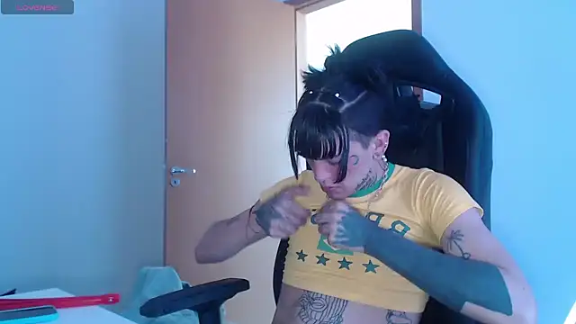 Snapshot of charlotbelucci_ chatting on October 2, 2025, 1:40 pm charlotbelucci online show from October 2, 2025, 1:40 pm