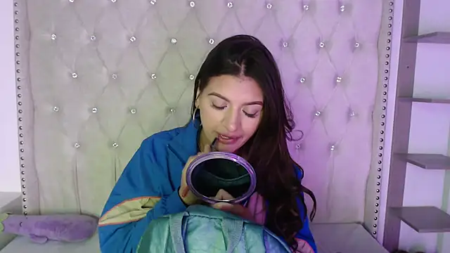 Abril Squirt online show from September 10, 2025, 8:47 am