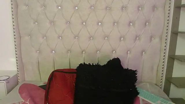 Abril Squirt online show from November 16, 2025, 4:40 am