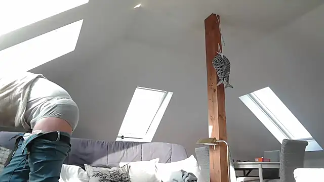 maxmueller321 online show from April 12, 2026, 7:35 am