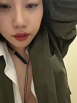 Snapshot of Eliza-E chatting on February 5, 2026, 12:54 pm Eliza-E online show from February 5, 2026, 12:54 pm