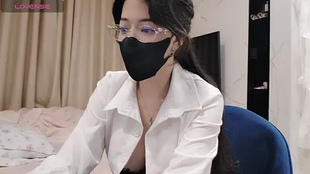 TuyetNhi2k6 online show from January 24, 2025, 2:41 pm