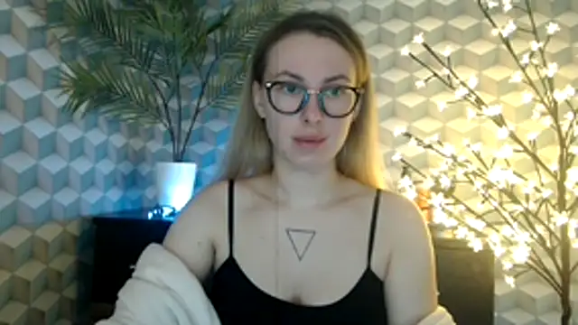 Snapshot of _Leslyy_Solo_1 chatting on October 28, 2025, 7:27 pm Leslyy Solo 1 online show from October 28, 2025, 7:27 pm