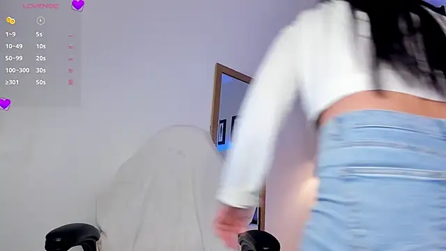 aliscollins  online show from February 19, 2025, 2:23 am