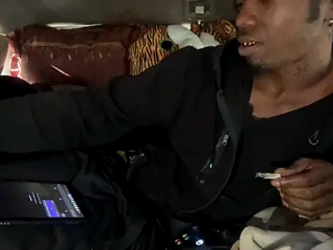 SlimeCrownzOut5 online show from December 14, 2025, 7:40 pm