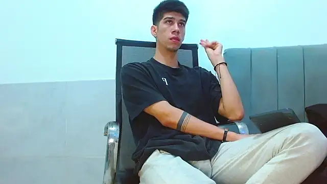jhony-sex online show from May 1, 2026, 3:11 am
