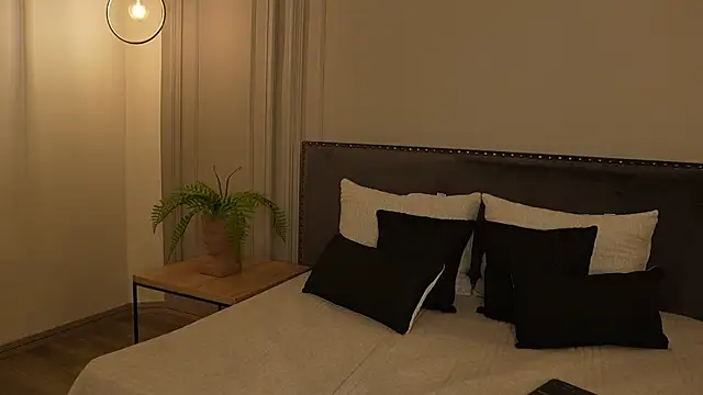 IrisBaker online show from February 6, 2026, 10:13 pm