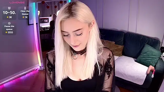 Snapshot of LoryWood chatting on December 3, 2024, 2:49 pm LoryWood online show from December 3, 2024, 2:49 pm