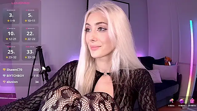 Snapshot of LoryWood chatting on December 16, 2024, 5:54 pm LoryWood online show from December 16, 2024, 5:54 pm