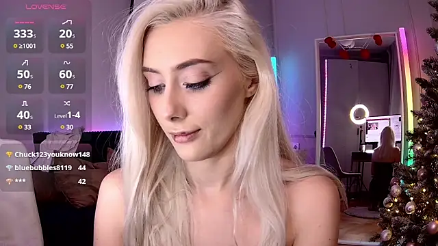 Snapshot of LoryWood chatting on December 21, 2024, 5:51 pm LoryWood online show from December 21, 2024, 5:51 pm