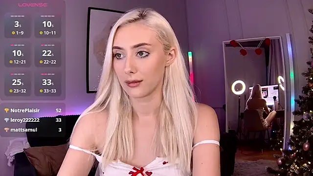 Snapshot of LoryWood chatting on January 7, 2025, 5:53 pm LoryWood online show from January 7, 2025, 5:53 pm