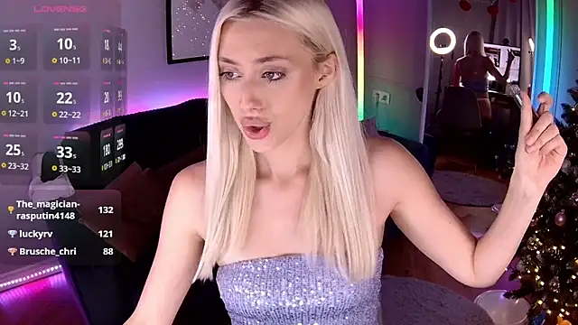 Snapshot of LoryWood chatting on January 17, 2025, 6:23 pm LoryWood online show from January 17, 2025, 6:23 pm