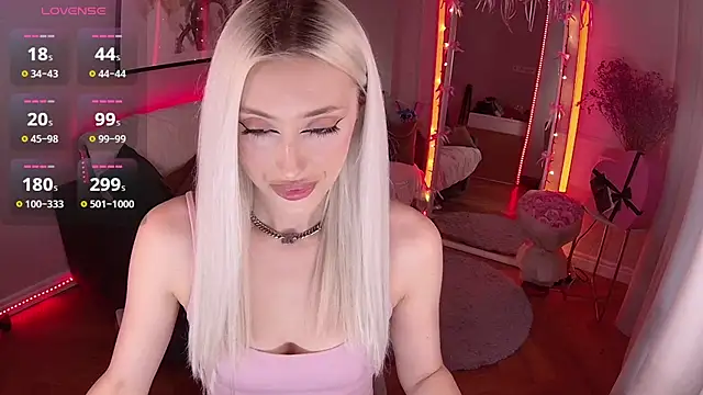 Snapshot of LoryWood chatting on February 16, 2025, 2:32 pm LoryWood online show from February 16, 2025, 2:32 pm