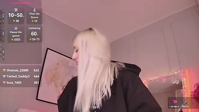 Snapshot of LoryWood chatting on March 13, 2025, 9:05 pm LoryWood online show from March 13, 2025, 9:05 pm