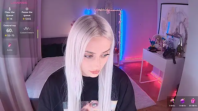 Snapshot of LoryWood chatting on October 9, 2025, 2:37 pm LoryWood online show from October 9, 2025, 2:37 pm