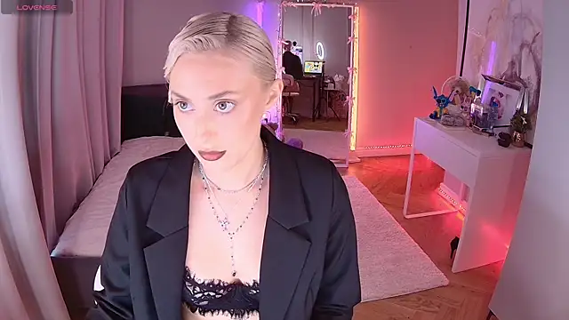 Snapshot of LoryWood chatting on October 15, 2025, 2:39 pm LoryWood online show from October 15, 2025, 2:39 pm