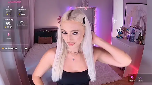 Snapshot of LoryWood chatting on October 21, 2025, 2:07 pm LoryWood online show from October 21, 2025, 2:07 pm