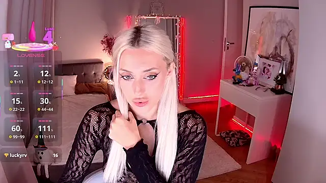 Snapshot of LoryWood chatting on November 9, 2025, 3:43 pm LoryWood online show from November 9, 2025, 3:43 pm