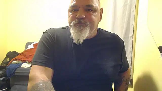 Newfiesausage1972 online show from November 1, 2025, 10:56 pm