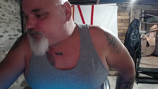 Newfiesausage1972 online show from November 23, 2025, 12:05 pm