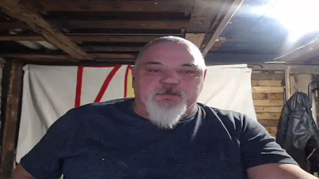 Newfiesausage1972 online show from December 16, 2025, 9:09 pm