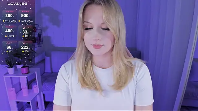 Snapshot of Honey_blonde chatting on June 16, 2026, 8:11 pm Honey blonde online show from June 16, 2026, 8:11 pm