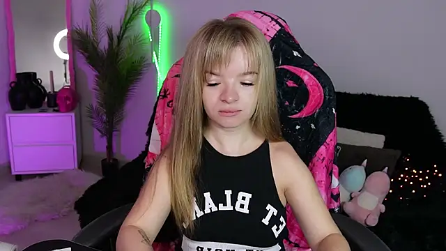 Eva Rosec online show from October 28, 2025, 8:51 am