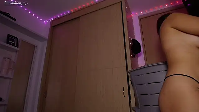 tinysofia  online show from January 23, 2025, 11:15 pm