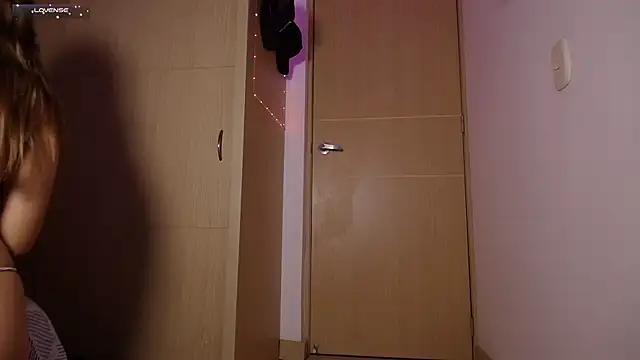 tinysofia  online show from January 31, 2025, 2:04 am