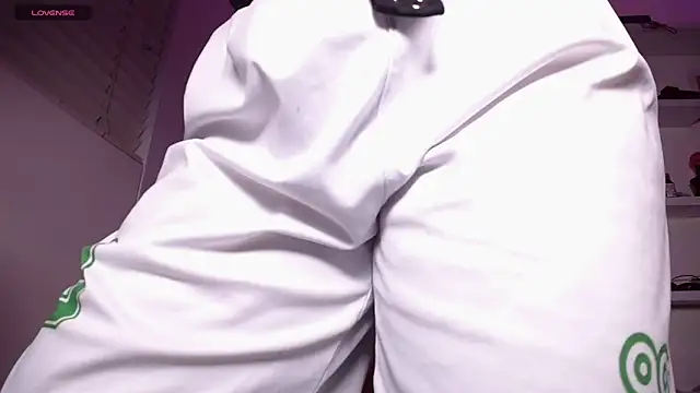 tinysofia  online show from February 7, 2025, 2:40 am