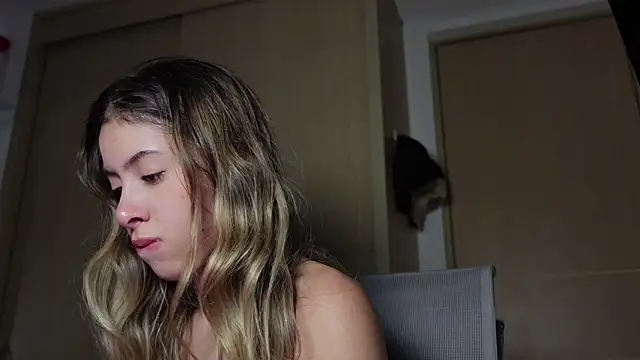 tinysofia  online show from October 31, 2025, 3:18 am