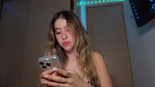 tinysofia  online show from November 6, 2025, 3:07 am