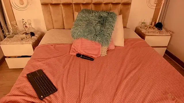 Twwiiggy online show from January 15, 2025, 2:49 am