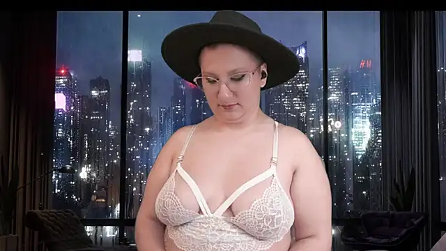 Ximenna Cruz online show from December 19, 2024, 8:13 pm