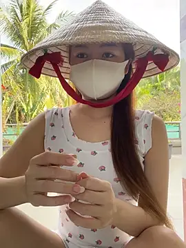 BabyThree  online show from December 17, 2025, 8:31 am