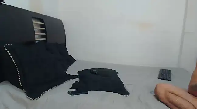 Snapshot of Hot_Sharks_ chatting on February 21, 2025, 12:39 pm Hot Sharks online show from February 21, 2025, 12:39 pm